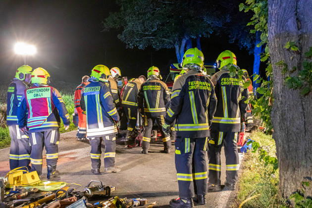 260830UnfallS268 News ID: EN 2026-08-30 Schwerer Verkehrsunfall im Erzgebirge: Seat kollidierte frontal mit Straßenbaum Zwei Verletzte Crottendorf. Auf der S268 zwischen Crottendorf und Neudorf hat sich in der Nacht zum Sonntag ein schwerer Verkehrsunfall ereignet. Der Fahrer eins Seat war gegen 1 Uhr auf der S268 in Fahrtrichtung Neudorf unterwegs. Unmittelbar nach dem Ortsausgang Crottendorf kam der Wagen aus noch ungeklärter Ursache nach rechts von der Fahrbahn ab und kollidierte frontal mit einem Straßenbaum. Durch die Kollision mit dem Baum wurde das Vorderrad der Beifahrerseite herausgerissen. Ersthelfer in einem nachfolgenden PKW leisteten umgehend Erste Hilfe und setzten den Notruf ab. Wie der Einsatzleiter der Feuerwehr Cro