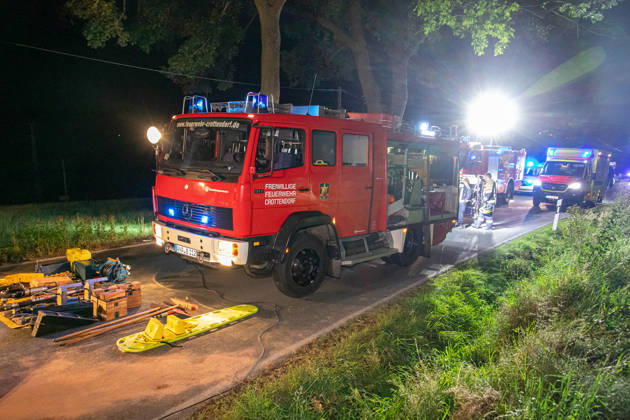 260830UnfallS268 News ID: EN 2026-08-30 Schwerer Verkehrsunfall im Erzgebirge: Seat kollidierte frontal mit Straßenbaum Zwei Verletzte Crottendorf. Auf der S268 zwischen Crottendorf und Neudorf hat sich in der Nacht zum Sonntag ein schwerer Verkehrsunfall ereignet. Der Fahrer eins Seat war gegen 1 Uhr auf der S268 in Fahrtrichtung Neudorf unterwegs. Unmittelbar nach dem Ortsausgang Crottendorf kam der Wagen aus noch ungeklärter Ursache nach rechts von der Fahrbahn ab und kollidierte frontal mit einem Straßenbaum. Durch die Kollision mit dem Baum wurde das Vorderrad der Beifahrerseite herausgerissen. Ersthelfer in einem nachfolgenden PKW leisteten umgehend Erste Hilfe und setzten den Notruf ab. Wie der Einsatzleiter der Feuerwehr Cro