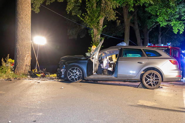 260830UnfallS268 News ID: EN 2026-08-30 Schwerer Verkehrsunfall im Erzgebirge: Seat kollidierte frontal mit Straßenbaum Zwei Verletzte Crottendorf. Auf der S268 zwischen Crottendorf und Neudorf hat sich in der Nacht zum Sonntag ein schwerer Verkehrsunfall ereignet. Der Fahrer eins Seat war gegen 1 Uhr auf der S268 in Fahrtrichtung Neudorf unterwegs. Unmittelbar nach dem Ortsausgang Crottendorf kam der Wagen aus noch ungeklärter Ursache nach rechts von der Fahrbahn ab und kollidierte frontal mit einem Straßenbaum. Durch die Kollision mit dem Baum wurde das Vorderrad der Beifahrerseite herausgerissen. Ersthelfer in einem nachfolgenden PKW leisteten umgehend Erste Hilfe und setzten den Notruf ab. Wie der Einsatzleiter der Feuerwehr Cro