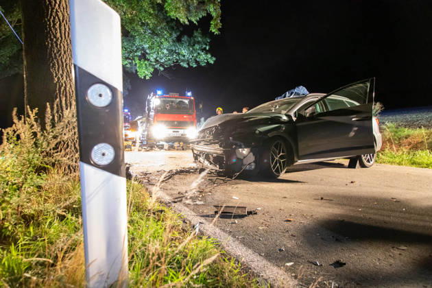 260830UnfallS268 News ID: EN 2026-08-30 Schwerer Verkehrsunfall im Erzgebirge: Seat kollidierte frontal mit Straßenbaum Zwei Verletzte Crottendorf. Auf der S268 zwischen Crottendorf und Neudorf hat sich in der Nacht zum Sonntag ein schwerer Verkehrsunfall ereignet. Der Fahrer eins Seat war gegen 1 Uhr auf der S268 in Fahrtrichtung Neudorf unterwegs. Unmittelbar nach dem Ortsausgang Crottendorf kam der Wagen aus noch ungeklärter Ursache nach rechts von der Fahrbahn ab und kollidierte frontal mit einem Straßenbaum. Durch die Kollision mit dem Baum wurde das Vorderrad der Beifahrerseite herausgerissen. Ersthelfer in einem nachfolgenden PKW leisteten umgehend Erste Hilfe und setzten den Notruf ab. Wie der Einsatzleiter der Feuerwehr Cro