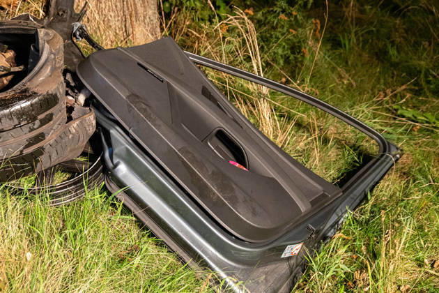 260830UnfallS268 News ID: EN 2026-08-30 Schwerer Verkehrsunfall im Erzgebirge: Seat kollidierte frontal mit Straßenbaum Zwei Verletzte Crottendorf. Auf der S268 zwischen Crottendorf und Neudorf hat sich in der Nacht zum Sonntag ein schwerer Verkehrsunfall ereignet. Der Fahrer eins Seat war gegen 1 Uhr auf der S268 in Fahrtrichtung Neudorf unterwegs. Unmittelbar nach dem Ortsausgang Crottendorf kam der Wagen aus noch ungeklärter Ursache nach rechts von der Fahrbahn ab und kollidierte frontal mit einem Straßenbaum. Durch die Kollision mit dem Baum wurde das Vorderrad der Beifahrerseite herausgerissen. Ersthelfer in einem nachfolgenden PKW leisteten umgehend Erste Hilfe und setzten den Notruf ab. Wie der Einsatzleiter der Feuerwehr Cro