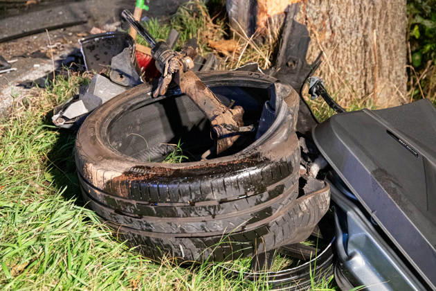 260830UnfallS268 News ID: EN 2026-08-30 Schwerer Verkehrsunfall im Erzgebirge: Seat kollidierte frontal mit Straßenbaum Zwei Verletzte Crottendorf. Auf der S268 zwischen Crottendorf und Neudorf hat sich in der Nacht zum Sonntag ein schwerer Verkehrsunfall ereignet. Der Fahrer eins Seat war gegen 1 Uhr auf der S268 in Fahrtrichtung Neudorf unterwegs. Unmittelbar nach dem Ortsausgang Crottendorf kam der Wagen aus noch ungeklärter Ursache nach rechts von der Fahrbahn ab und kollidierte frontal mit einem Straßenbaum. Durch die Kollision mit dem Baum wurde das Vorderrad der Beifahrerseite herausgerissen. Ersthelfer in einem nachfolgenden PKW leisteten umgehend Erste Hilfe und setzten den Notruf ab. Wie der Einsatzleiter der Feuerwehr Cro