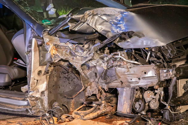260830UnfallS268 News ID: EN 2026-08-30 Schwerer Verkehrsunfall im Erzgebirge: Seat kollidierte frontal mit Straßenbaum Zwei Verletzte Crottendorf. Auf der S268 zwischen Crottendorf und Neudorf hat sich in der Nacht zum Sonntag ein schwerer Verkehrsunfall ereignet. Der Fahrer eins Seat war gegen 1 Uhr auf der S268 in Fahrtrichtung Neudorf unterwegs. Unmittelbar nach dem Ortsausgang Crottendorf kam der Wagen aus noch ungeklärter Ursache nach rechts von der Fahrbahn ab und kollidierte frontal mit einem Straßenbaum. Durch die Kollision mit dem Baum wurde das Vorderrad der Beifahrerseite herausgerissen. Ersthelfer in einem nachfolgenden PKW leisteten umgehend Erste Hilfe und setzten den Notruf ab. Wie der Einsatzleiter der Feuerwehr Cro