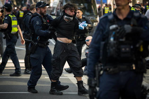 ANTI IMMIGRATION RALLY, Police make an arrest as protestors clash during a far right March for Australia anti-immigration rally in Melbourne, Sunday, August 30, 2026. ( NO ARCHIVING MELBOURNE VICTORIA AUSTRALIA  Copyright: xCHRISTOPHERxHOPKINSx 20260830190170902423