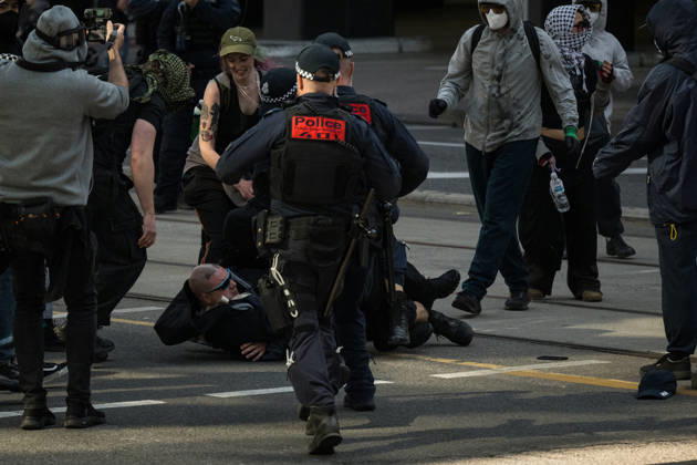 ANTI IMMIGRATION RALLY, Police make an arrest as protestors clash during a far right March for Australia anti-immigration rally in Melbourne, Sunday, August 30, 2026. ( NO ARCHIVING MELBOURNE VICTORIA AUSTRALIA Copyright: xCHRISTOPHERxHOPKINSx 20260830195672465846