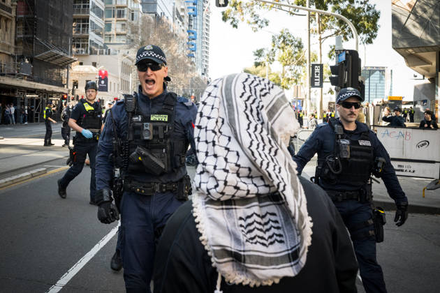 ANTI IMMIGRATION RALLY, Police force back counter protestors during a far right March for Australia anti-immigration rally in Melbourne, Sunday, August 30, 2026. ( NO ARCHIVING MELBOURNE VICTORIA AUSTRALIA Copyright: xCHRISTOPHERxHOPKINSx 20260830138586563627