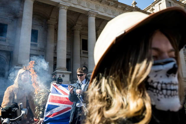 ANTI IMMIGRATION RALLY, Anti immigration protestors converged on the steps of Parliament house as satirical comedian Lisa Jane Spencer performs a mock Welcome to Country during a far right March for Australia anti-immigration rally in Melbourne, Sunday, August 30, 2026. ( NO ARCHIVING MELBOURNE VICTORIA AUSTRALIA  Copyright: xCHRISTOPHERxHOPKINSx 20260830166045104347