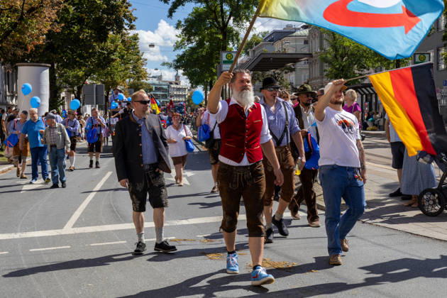 Traditioneller Plärrerumzug in Augsburg. Mitglieder der AfD (Alternative für Deutschland) nehmen mit Parteifahnen und Deutschlandflaggen am traditionellen Plärrerumzug durch Augsburg teil und ziehen gemeinsam mit weiteren Gruppen durch die Stadt