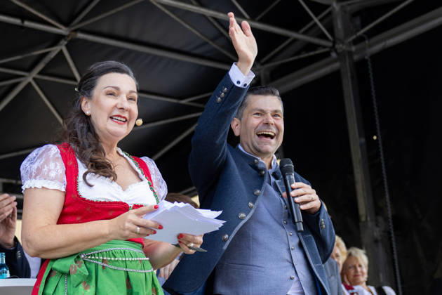 Traditioneller Plärrerumzug in Augsburg. Augsburgs Oberbürgermeister Dr. Florian Freund (SPD) steht beim traditionellen Plärrerumzug auf der Bühne, begrüßt das Publikum und hält eine Rede zum Auftakt des Festzugs durch die Stadt