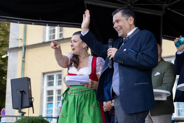 Traditioneller Plärrerumzug in Augsburg. Augsburgs Oberbürgermeister Dr. Florian Freund (SPD) steht beim traditionellen Plärrerumzug auf der Bühne, begrüßt das Publikum und hält eine Rede zum Auftakt des Festzugs durch die Stadt