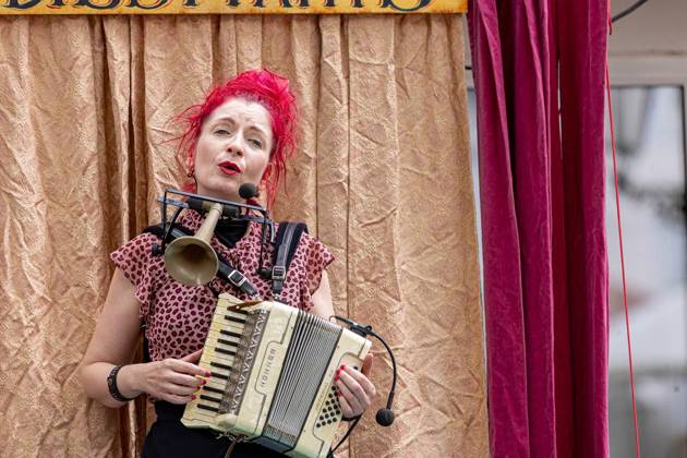 Moers: Comedy Arts Straßentheatertag ** NUR FÜR REDAKTIONELLE ZWECKE ** EDITORIAL USE ONLY **<p>Laura Dilettante am Samstag, 29. August 2026 beim Straßentheatertag in der Innenstadt in Moers im Vorfeld des Comedy-Arts-Festivals. Moers Copyright: KarlxBanski