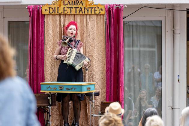 Moers: Comedy Arts Straßentheatertag ** NUR FÜR REDAKTIONELLE ZWECKE ** EDITORIAL USE ONLY **<p>Laura Dilettante am Samstag, 29. August 2026 beim Straßentheatertag in der Innenstadt in Moers im Vorfeld des Comedy-Arts-Festivals. Moers Copyright: KarlxBanski