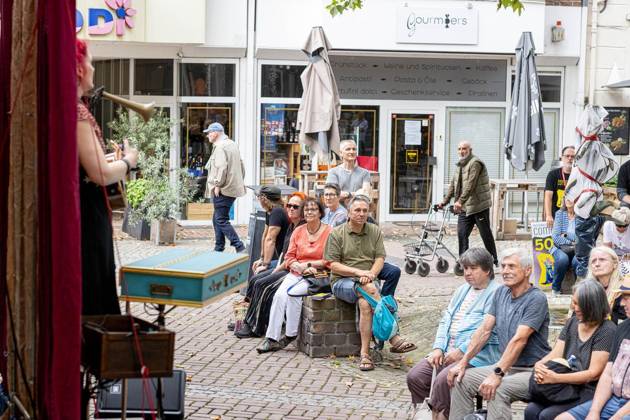 Moers: Comedy Arts Straßentheatertag ** NUR FÜR REDAKTIONELLE ZWECKE ** EDITORIAL USE ONLY **<p>Laura Dilettante am Samstag, 29. August 2026 beim Straßentheatertag in der Innenstadt in Moers im Vorfeld des Comedy-Arts-Festivals. Moers Copyright: KarlxBanski