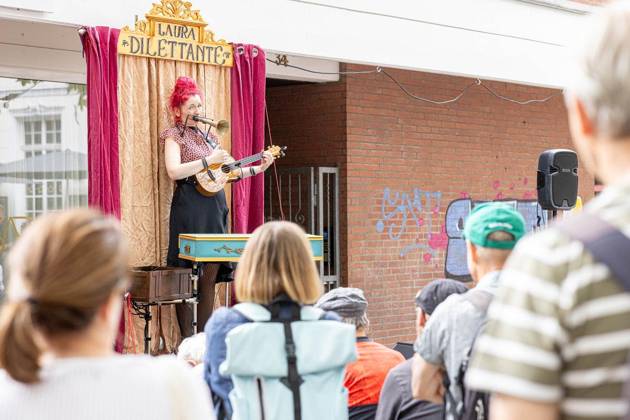Moers: Comedy Arts Straßentheatertag ** NUR FÜR REDAKTIONELLE ZWECKE ** EDITORIAL USE ONLY **<p>Laura Dilettante am Samstag, 29. August 2026 beim Straßentheatertag in der Innenstadt in Moers im Vorfeld des Comedy-Arts-Festivals. Moers Copyright: KarlxBanski