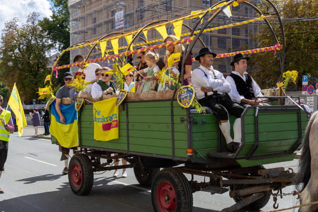 Traditioneller Plärrerumzug in Augsburg. Mitglieder der FDP Stadt Augsburg nehmen mit einem geschmückten Wagen, Parteifahnen und gelben Bannern am traditionellen Plärrerumzug durch Augsburg teil. Auch eine ukrainische Flagge ist zu sehen