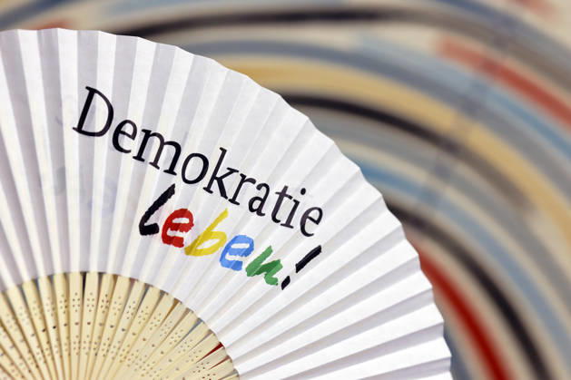 Ein Fächer am Stand der Organisation Demokratie Leben! zu sehen auf der weltgrößten Computerspielmesse Gamescom 26 in der Koelnmesse. (Themenbild, Symbolbild) Köln, 30.08.2026 NRW Deutschland Copyright: xChristophxHardtx