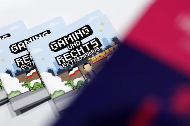 Eine Broschüre mit dem Titel Gaming und Rechtsextremismus Remake am Stand der Organisation Demokratie Leben! zu sehen auf der weltgrößten Computerspielmesse Gamescom 26 in der Koelnmesse. (Themenbild, Symbolbild) Köln, 30.08.2026 NRW Deutschland Copyright: xChristophxHardtx
