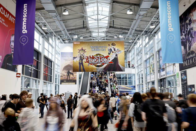 Besucher strömen unter einer Werbung für das Computerspiel Yu-Gi-Oh! auf die weltgrößte Computerspielmesse Gamescom 26 in der Koelnmesse. (Themenbild, Symbolbild) Köln, 30.08.2026 NRW Deutschland Copyright: xChristophxHardtx