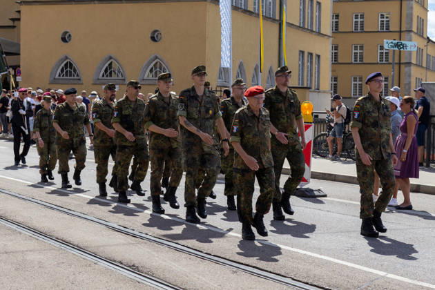 Traditioneller Plärrerumzug in Augsburg. Angehörige der Bundeswehr und Reservisten in Flecktarnuniform nehmen am traditionellen Plärrerumzug durch Augsburg teil und marschieren gemeinsam als Gruppe durch die Innenstadt
