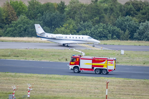Die Notlandung eines Learjets am Flughafen Saarbrücken sorgt am Samstag (29.8.2026) in Saarbrücken für einen Großeinsatz von Feuerwehr und Rettungsdienst. Die Maschine soll Hydraulikprobleme gemeldet haben und landete am Ende aber sicher aus Richtung Homburg auf der Saarbrücker Landebahn. Die Feuerwehr eskortierte den Jet zur Parkposition. .