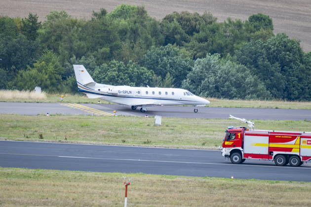 Die Notlandung eines Learjets am Flughafen Saarbrücken sorgt am Samstag (29.8.2026) in Saarbrücken für einen Großeinsatz von Feuerwehr und Rettungsdienst. Die Maschine soll Hydraulikprobleme gemeldet haben und landete am Ende aber sicher aus Richtung Homburg auf der Saarbrücker Landebahn. Die Feuerwehr eskortierte den Jet zur Parkposition. .