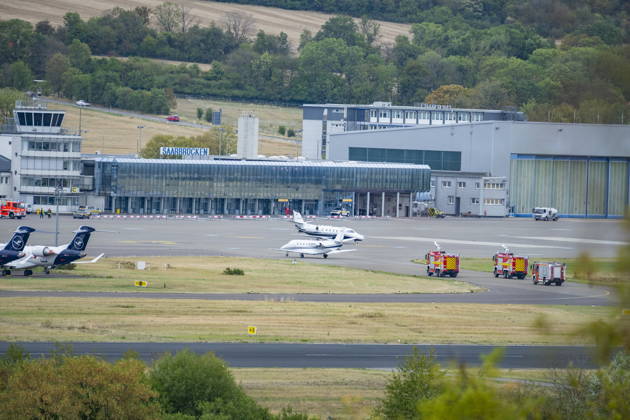Die Notlandung eines Learjets am Flughafen Saarbrücken sorgt am Samstag (29.8.2026) in Saarbrücken für einen Großeinsatz von Feuerwehr und Rettungsdienst. Die Maschine soll Hydraulikprobleme gemeldet haben und landete am Ende aber sicher aus Richtung Homburg auf der Saarbrücker Landebahn. Die Feuerwehr eskortierte den Jet zur Parkposition. .