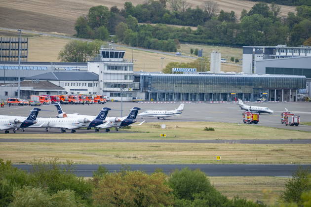 Die Notlandung eines Learjets am Flughafen Saarbrücken sorgt am Samstag (29.8.2026) in Saarbrücken für einen Großeinsatz von Feuerwehr und Rettungsdienst. Die Maschine soll Hydraulikprobleme gemeldet haben und landete am Ende aber sicher aus Richtung Homburg auf der Saarbrücker Landebahn. Die Feuerwehr eskortierte den Jet zur Parkposition. .
