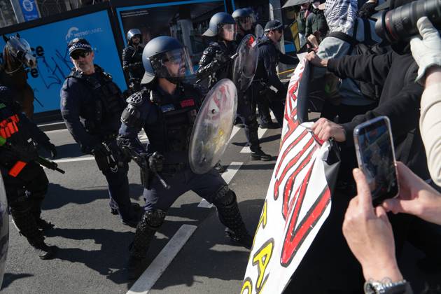 August 30, 2026, Melbourne, Victoria, Australia: MELBOURNE, AUSTRALIA, AUGUST 2026: Counter-protesters opposing an anti-immigration demonstration clash with police near the intersection of Swanston Street and Flinders Street in central Melbourne. Police use pepper spray and push demonstrators back while attempting to clear the intersection. Melbourne, Victoria Australia  - ZUMAq101 20260830_zna_q101_003 Copyright: xBradenxNamx