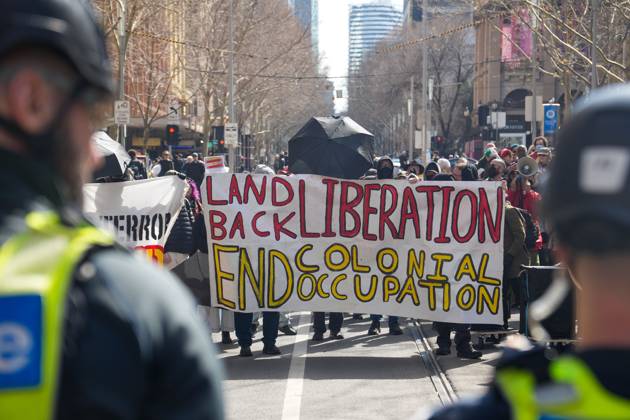 August 30, 2026, Melbourne, Victoria, Australia: MELBOURNE, AUSTRALIA, AUGUST 2026: Counter-protesters opposing an anti-immigration demonstration clash with police near the intersection of Swanston Street and Flinders Street in central Melbourne. Police use pepper spray and push demonstrators back while attempting to clear the intersection. Melbourne, Victoria Australia - ZUMAq101 20260830_zna_q101_004 Copyright: xBradenxNamx