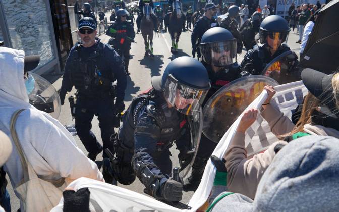 August 30, 2026, Melbourne, Victoria, Australia: MELBOURNE, AUSTRALIA, AUGUST 2026: Counter-protesters opposing an anti-immigration demonstration clash with police near the intersection of Swanston Street and Flinders Street in central Melbourne. Police use pepper spray and push demonstrators back while attempting to clear the intersection. Melbourne, Victoria Australia  - ZUMAq101 20260830_zna_q101_005 Copyright: xBradenxNamx