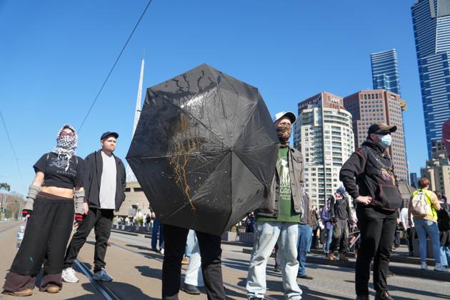 August 30, 2026, Melbourne, Victoria, Australia: MELBOURNE, AUSTRALIA, AUGUST 2026: Counter-protesters opposing an anti-immigration demonstration clash with police near the intersection of Swanston Street and Flinders Street in central Melbourne. Police use pepper spray and push demonstrators back while attempting to clear the intersection. Melbourne, Victoria Australia - ZUMAq101 20260830_zna_q101_006 Copyright: xBradenxNamx