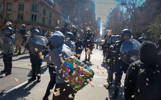 August 30, 2026, Melbourne, Victoria, Australia: MELBOURNE, AUSTRALIA, AUGUST 2026: Counter-protesters opposing an anti-immigration demonstration clash with police near the intersection of Swanston Street and Flinders Street in central Melbourne. Police use pepper spray and push demonstrators back while attempting to clear the intersection. Melbourne, Victoria Australia  - ZUMAq101 20260830_zna_q101_008 Copyright: xBradenxNamx