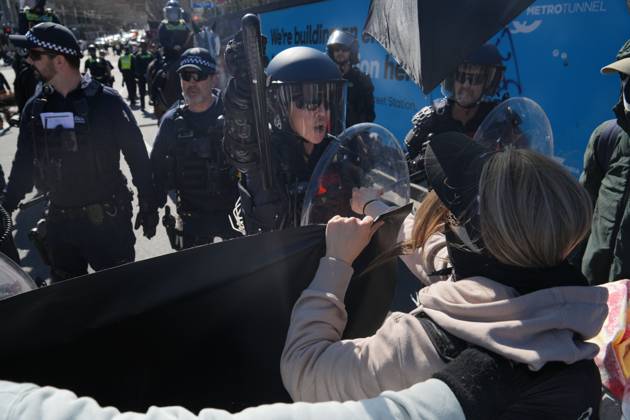 August 30, 2026, Melbourne, Victoria, Australia: MELBOURNE, AUSTRALIA, AUGUST 2026: Counter-protesters opposing an anti-immigration demonstration clash with police near the intersection of Swanston Street and Flinders Street in central Melbourne. Police use pepper spray and push demonstrators back while attempting to clear the intersection. Melbourne, Victoria Australia - ZUMAq101 20260830_zna_q101_007 Copyright: xBradenxNamx