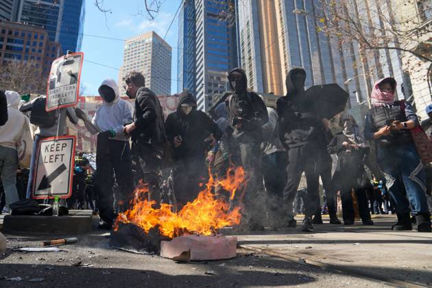 August 30, 2026, Melbourne, Victoria, Australia: MELBOURNE, AUSTRALIA, AUGUST 2026: Counter-protesters opposing an anti-immigration demonstration clash with police near the intersection of Swanston Street and Flinders Street in central Melbourne. Police use pepper spray and push demonstrators back while attempting to clear the intersection. Melbourne, Victoria Australia  - ZUMAq101 20260830_zna_q101_013 Copyright: xBradenxNamx