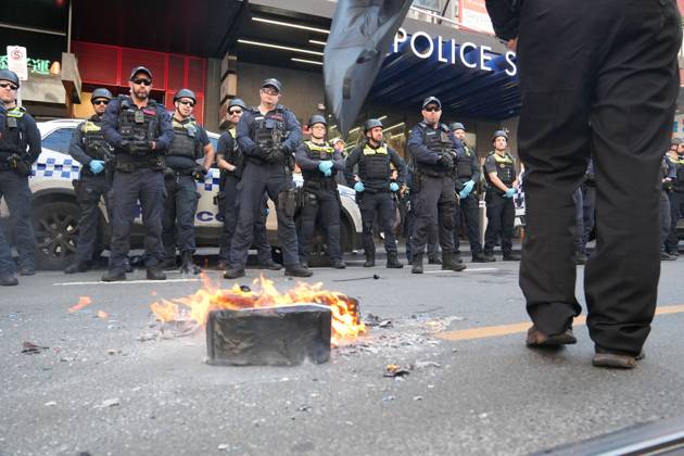 August 30, 2026, Melbourne, Victoria, Australia: MELBOURNE, AUSTRALIA, AUGUST 2026: Counter-protesters opposing an anti-immigration demonstration clash with police near the intersection of Swanston Street and Flinders Street in central Melbourne. Police use pepper spray and push demonstrators back while attempting to clear the intersection. Melbourne, Victoria Australia - ZUMAq101 20260830_zna_q101_009 Copyright: xBradenxNamx
