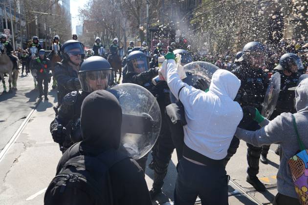 August 30, 2026, Melbourne, Victoria, Australia: MELBOURNE, AUSTRALIA, AUGUST 2026: Counter-protesters opposing an anti-immigration demonstration clash with police near the intersection of Swanston Street and Flinders Street in central Melbourne. Police use pepper spray and push demonstrators back while attempting to clear the intersection. Melbourne, Victoria Australia  - ZUMAq101 20260830_zna_q101_014 Copyright: xBradenxNamx