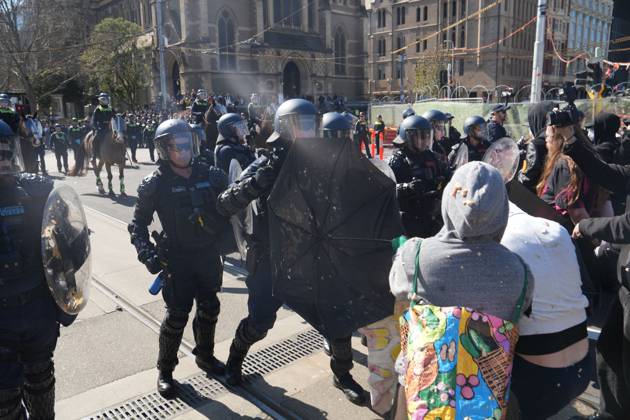 August 30, 2026, Melbourne, Victoria, Australia: MELBOURNE, AUSTRALIA, AUGUST 2026: Counter-protesters opposing an anti-immigration demonstration clash with police near the intersection of Swanston Street and Flinders Street in central Melbourne. Police use pepper spray and push demonstrators back while attempting to clear the intersection. Melbourne, Victoria Australia - ZUMAq101 20260830_zna_q101_010 Copyright: xBradenxNamx