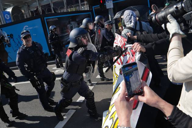 August 30, 2026, Melbourne, Victoria, Australia: MELBOURNE, AUSTRALIA, AUGUST 2026: Counter-protesters opposing an anti-immigration demonstration clash with police near the intersection of Swanston Street and Flinders Street in central Melbourne. Police use pepper spray and push demonstrators back while attempting to clear the intersection. Melbourne, Victoria Australia - ZUMAq101 20260830_zna_q101_011 Copyright: xBradenxNamx