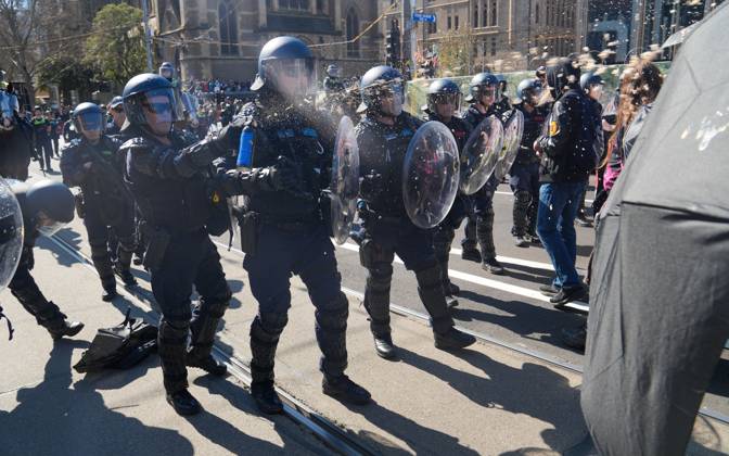 August 30, 2026, Melbourne, Victoria, Australia: MELBOURNE, AUSTRALIA, AUGUST 2026: Counter-protesters opposing an anti-immigration demonstration clash with police near the intersection of Swanston Street and Flinders Street in central Melbourne. Police use pepper spray and push demonstrators back while attempting to clear the intersection. Melbourne, Victoria Australia - ZUMAq101 20260830_zna_q101_012 Copyright: xBradenxNamx