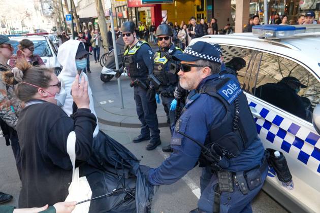 August 30, 2026, Melbourne, Victoria, Australia: MELBOURNE, AUSTRALIA, AUGUST 2026: Counter-protesters opposing an anti-immigration demonstration clash with police near the intersection of Swanston Street and Flinders Street in central Melbourne. Police use pepper spray and push demonstrators back while attempting to clear the intersection. Melbourne, Victoria Australia - ZUMAq101 20260830_zna_q101_015 Copyright: xBradenxNamx