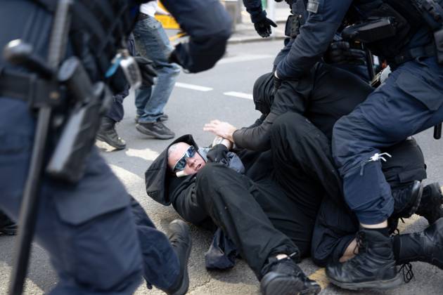 Clashes erupt during anti-immigration protest and counter-demonstration in Melbourne MELBOURNE, AUSTRALIA, AUGUST 30, 2026: Supporters of a demonstration previously promoted as March for Australia and later described by organizers as a Free Speech protest gather in Melbourne during an event led by internet personality Hugo Lennon, known online as Auspill. Clashes break out involving protesters, counter-protesters and police, prompting officers to deploy crowd-control spray and pepper-ball rounds. Melbourne Victoria Australia Copyright: x xGwendolynxDillonx xJNAxPressx