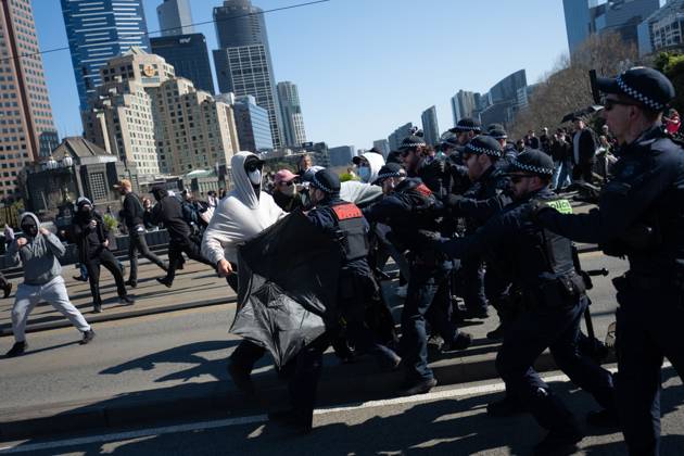 Clashes erupt during anti-immigration protest and counter-demonstration in Melbourne MELBOURNE, AUSTRALIA, AUGUST 30, 2026: Supporters of a demonstration previously promoted as March for Australia and later described by organizers as a Free Speech protest gather in Melbourne during an event led by internet personality Hugo Lennon, known online as Auspill. Clashes break out involving protesters, counter-protesters and police, prompting officers to deploy crowd-control spray and pepper-ball rounds. Melbourne Victoria Australia Copyright: x xGwendolynxDillonx xJNAxPressx