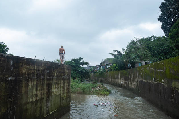 August 30, 2026, Quezon City, Quezon, Philippines: On August 29, 2026, heavy monsoon rains caused the La Mesa Dam and the Tullahan river to overflow, flooding nearby low lying areas with water that reached up to over three-storeys. Local government units and barangay volunteers aided the residents as they evacuated to the North Fairview High School where they are accommodated by volunteers and members of the Sangguniang Kabataan. Quezon City Philippines - ZUMAy102 20260830_zip_y102_011 Copyright: xKenosisxYapx