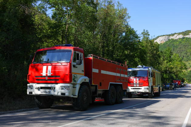 RUSSIA, REPUBLIC OF CRIMEA - AUGUST 30, 2026: Fire crews at the scene of a wildfire on Chishma-Kaya Rocks in the vicinity of Mangul-Kale in the Bakhchisarai District. Maxim Churusov TASS  96853241
