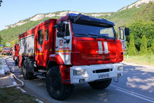 RUSSIA, REPUBLIC OF CRIMEA - AUGUST 30, 2026: Fire crews at the scene of a wildfire on Chishma-Kaya Rocks in the vicinity of Mangul-Kale in the Bakhchisarai District. Maxim Churusov TASS  96853280