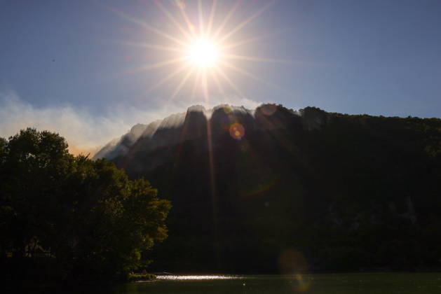 RUSSIA, REPUBLIC OF CRIMEA - AUGUST 30, 2026: Smoke billows from a burning forest on the slopes of the Chishma-Kaya Plateau in the vicinity of Mangul-Kale in the Bakhchisarai District. Maxim Churusov TASS 96853754