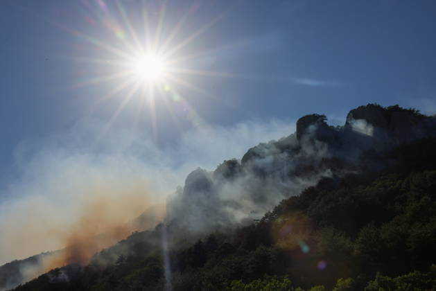 RUSSIA, REPUBLIC OF CRIMEA - AUGUST 30, 2026: Smoke billows from a burning forest on Chishma-Kaya Rocks in the vicinity of Mangul-Kale in the Bakhchisarai District Russia - ZUMAt113 20260830_zaa_t113_166 Copyright: xMaximxChurusovx