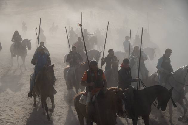 Traditional bull runs begin in CuÃ llar, Spain CUELLAR, SEGOVIA, SPAIN, AUGUST 30, 2026: Bulls and horsemen descend from the hills during the start of the traditional bull runs in CuÃ llar, Segovia. The town™s bull-running festivities are considered among the oldest of their kind in Spain, with historical records dating back to the 13th century. CuÃ llar Spain Copyright: x xVictorxSanjuanxCardenax xJNAxPressx
