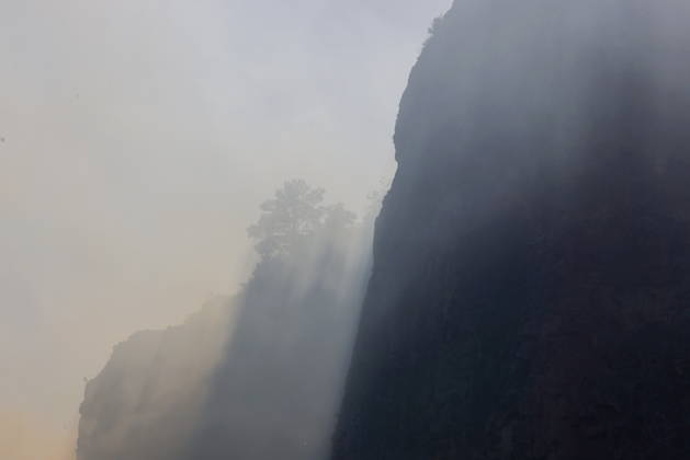 RUSSIA, REPUBLIC OF CRIMEA - AUGUST 30, 2026: Smoke billows from a burning forest on the slopes of the Chishma-Kaya Plateau in the vicinity of Mangul-Kale in the Bakhchisarai District Russia - ZUMAt113 20260830_zaa_t113_171 Copyright: xMaximxChurusovx