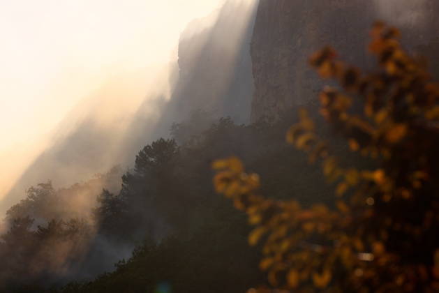 RUSSIA, REPUBLIC OF CRIMEA - AUGUST 30, 2026: Smoke billows from a burning forest on the slopes of the Chishma-Kaya Plateau in the vicinity of Mangul-Kale in the Bakhchisarai District Russia - ZUMAt113 20260830_zaa_t113_174 Copyright: xMaximxChurusovx